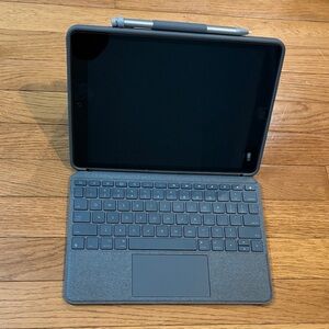 iPad Keyboard Case Logitech Combo Touch with Logitech crayon stylus